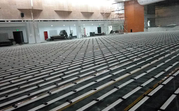 ?？跅鳂迥倔w育木地板施工方案