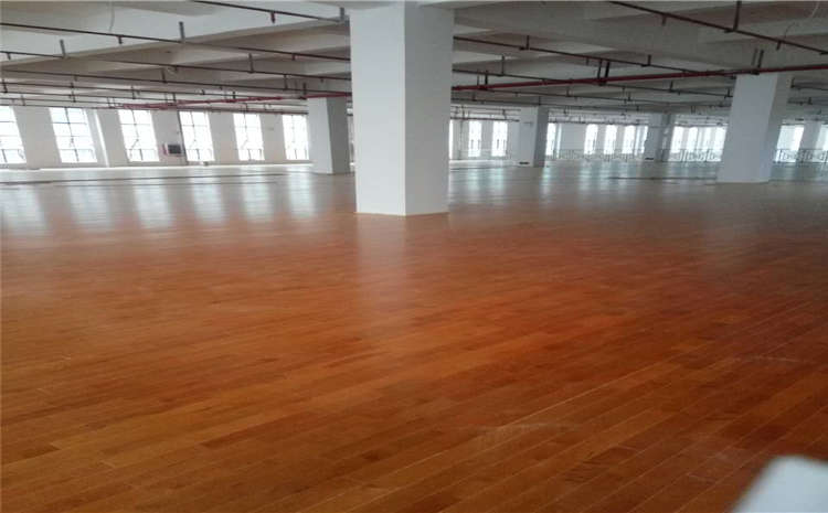 拼裝風(fēng)雨操場實木地板施工技術(shù)