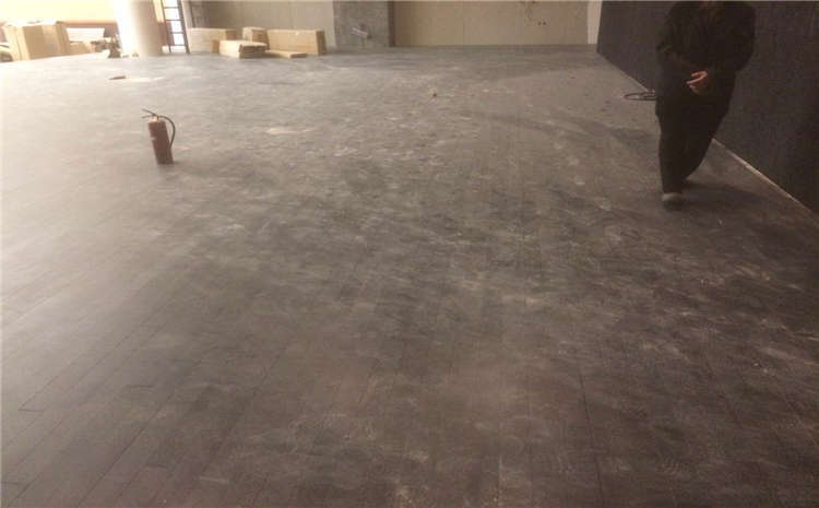 橡膠木運動籃球地板造價是的多少？