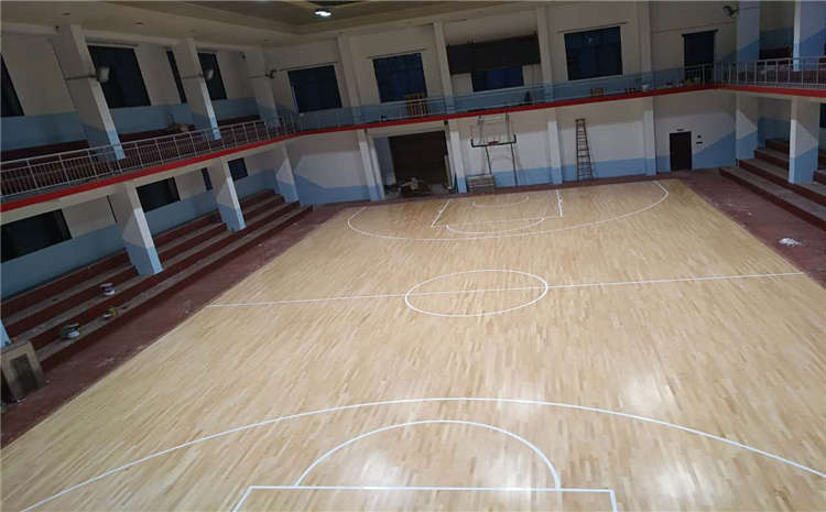 拼裝風(fēng)雨操場(chǎng)實(shí)木地板公司