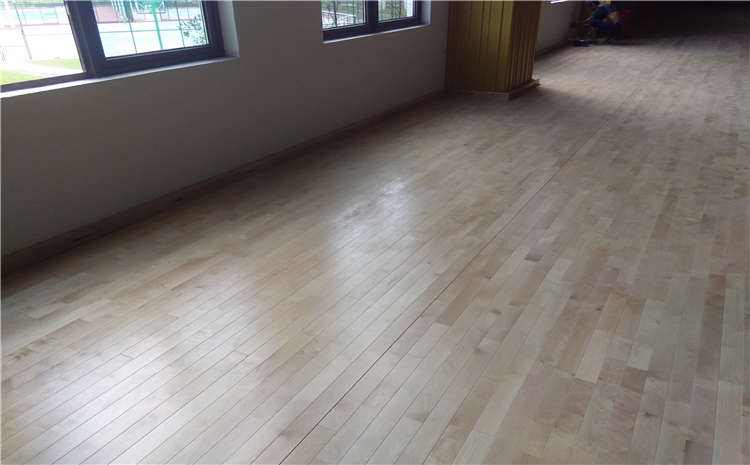 拼裝風(fēng)雨操場實木地板施工技術(shù)